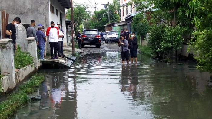 Bobby cek jalan tergenang air bertahun-tahun di Medan (Datuk-detikcom)