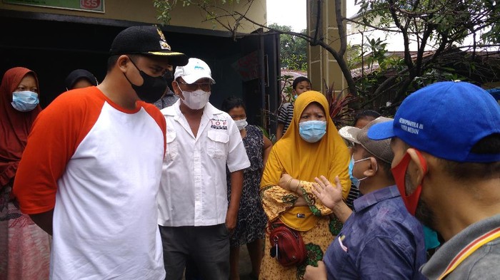 Bobby Nasution (kaus putih-merah) / Datuk-detikcom