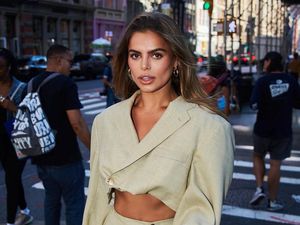 Model Brooks Nader yang Topless di Bali Punya Kantor Berjalan, Suka Pose di Mobil-Motor