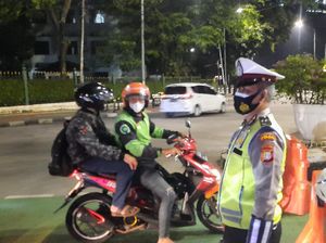 Saat Polisi Tilang Pemotor yang Bandel Langgar Crowd Free Night