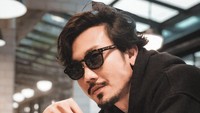 Begini nih gaya keren Densu saat sedang menikmati segelas es kopi. Slurpp!