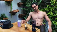 Pemain film 5 Cm dan The Doll ini mengawali pagi dengan segelas kopi dan beberapa lembar roti bakar. Ada berita apa aja gaes? tanyanya di keterangan foto.