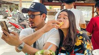 Densu dan sang istri tak segan nih makan di penjual kaki lima. Mereka menikmati semangkuk bakso yang gurih hangat.
