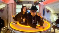 Di pesawat menuju New York, mereka juga seru-seruan di area mini bar. Tak lupa pria 39 tahun ini mengabadikan foto.