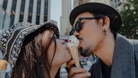 Membagikan momen romantis di Central Park, New York, begini pose Densu dan sang istri saat makan es krim. Gw ga mau kasih caption, tulisnya di keterangan foto.