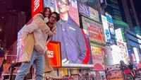 Densu pergi bersama sang istri, Olivia Allan. Kemarin (10/9) Densu mengunggah video yang bikin dirinya jadi perhatian publik. Ia dan sang istri asik joget di penyeberangan Times Square yang begitu ikonik.