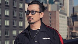 Penampilan Baru Denny Sumargo Tanpa Kumis & Jenggot, Manglingi Bak Oppa Korea