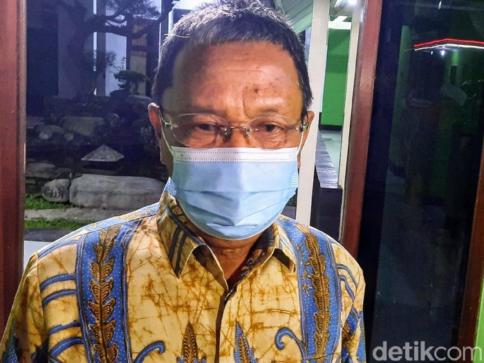 Kadis Dikbud Bondowoso Sugiono Eksanto bernyanyi dan joget dangdut mengabaikan prokes. Aksi dangdutan itu dinilai mencederai perjuangan melawan COVID-19.