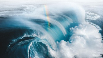 Juaara kategori Sport diraih Phil De Glanville yang menampilkan peselancar Ollie Henry yang menerjang ombak monster di South West Western Australia. Foto: Drone Photo Awards