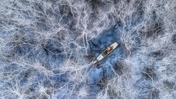 Juara kategori People diraih Trung Pham Huy yang menampilkan nelayan memancing di hutan bakau di laguna Tam Giang, Provinsi Hue, Vietnam. Foto: Drone Photo Awards