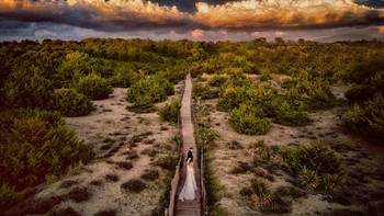 Juara kategori Wedding diraih Matteo Originale yang memotret keindahan musim panas di Marina, Pisa. Foto: Drone Photo Awards