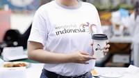 Pedangdut yang satu ini juga turut andil dalam memperkenalkan kopi asli Indonesia di Amerika. Salah satunya ia ikut dalam acara peluncuran Cafe Dangdut New York di Smorgasburg WTC. Foto: Instagram @FitriCarlina