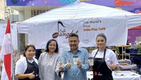 Fitri yang memang penggemar kopi tampak sibuk dan bahagia dalam acara peluncuran Cafe Dangdut New York ini yang dihadiri banyak orang Indonesia yang tinggal di New York. Foto: Instagram @FitriCarlina