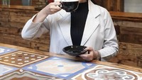  Tak hanya memperkenalkan kopi saja. Fitri juga tak bisa lepas dari secangkir kopi setiap harinya lho. Foto: Instagram @FitriCarlina