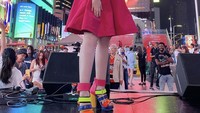 Pedangdut Fitri Carlina sukses mengisi acara dangdutan di tengah New York Times Square yang bikin heboh sekaligus bangga netizen Indonesia.  Foto: Instagram @FitriCarlina