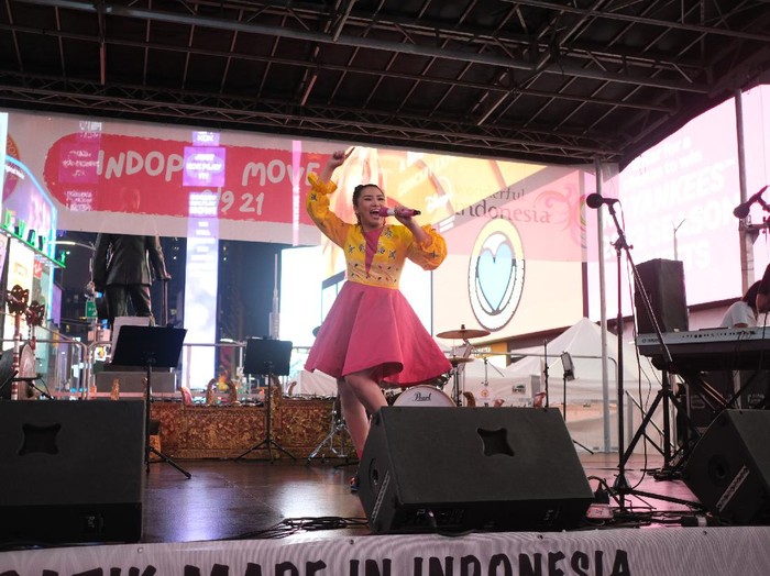 Fitri Carlina saat menghibur dalam peluncuran kafe dangdut di New York.