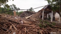 Ledakan terjadi di Dusun Macan Putih, Desa Pekangkungan, Kecamatan Gondangwetan sekitar pukul 08.00 WIB. Ledakan terdengar hingga radius 5 km.