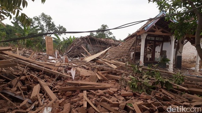 Ledakan keras menghancurkan dua rumah dan menewaskan dua orang di Kabupaten Pasuruan. Polisi menduga, sumber ledakan yakni bondet atau bom ikan.
