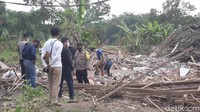 Wakapolres Pasuruan Kota Kompol Hery Dian Wahono di lokasi, Sabtu (11/9/2021) mengatakan, pemilik salah satu rumah yang hancur, Ghofar, bekerja sebagai nelayan. Saat ini polisi masih melakukan penyelidikan apakah Ghofar merupakan produsen bondet atau hanya konsumen.