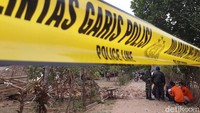 Saat ini polisi melokalisir TKP dengan memasang garis polisi.