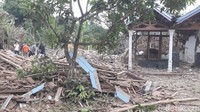 Seperti diberitakan sebelumnya, ledakan keras menyebabkan 2 rumah hancur. Selain itu ada belasan rumah yang mengalami kerusakan ringan di bagian atap, plafon dan kaca.