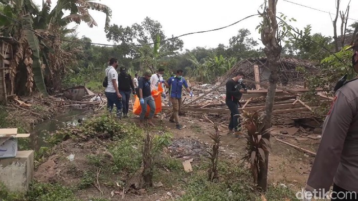 Foto-foto Terkini Rumah yang Hancur Imbas Ledakan di Pasuruan Ledakan keras menghancurkan dua rumah dan menewaskan dua orang di Kabupaten Pasuruan. Polisi menduga, sumber ledakan yakni bondet atau bom ikan.