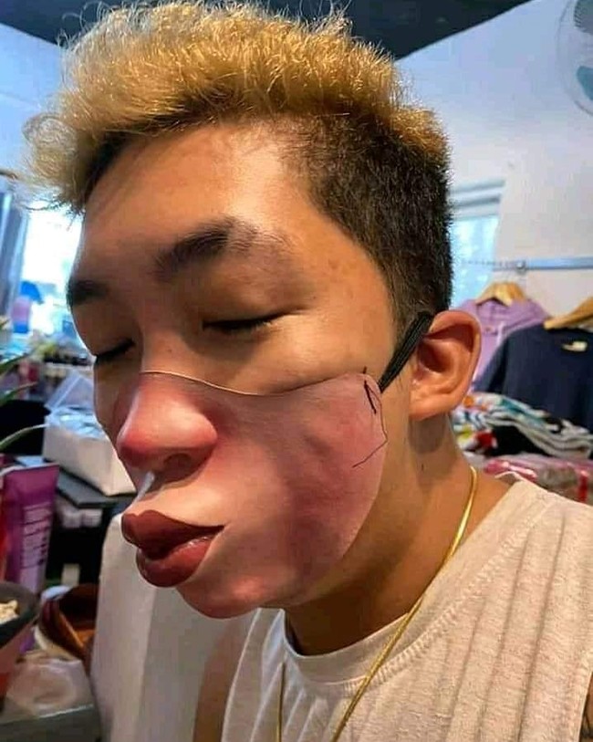 Kalau dilihat sekilas, yang satu ini tampak natural banget dan seperti asli. Padahal jika diperhatikan, pria ini hanya sedang mengenakan masker yang membuat bibirnya jadi terlihat monyong. Foto: Instagram/@sukijan.id