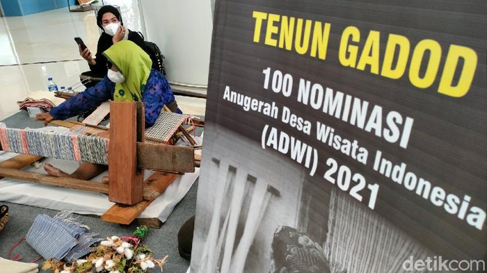 Saat ini perajin Tenun Gadod diketahui hanya ada satu orang di Jawa Barat yakni Emak Maya (80). Hal ini membuat kain khas Majalengka ini terancam punah.