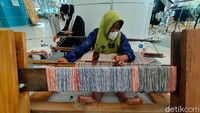 Proses pembuatan satu buah kain Tenun Gadod dibutuhkan waktu sekitar 7-10 hari. Proses pembuatan Tenun Gadod yang dimulai dari tahap pembuatan benang, pewarnaan hingga menghitung kebutuhan untuk satu kain masih dilakukan secara tradisional. 