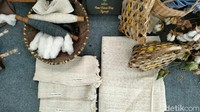 Cara-cara tradisional itulah yang kemudian menjadi ciri khas Tenun Gadod dan membedakannya dengan tenun-tenun lainnya yang ada, termasuk menanam sendiri kapas honje sebagai bahan baku Tenun Gadod. 
