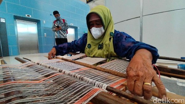 Gawat! Tenun Gadod Khas Majalengka Terancam Punah