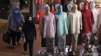 Dalam penerapan perpanjangan PPKM level 3 hari ini pasar Tanah Abang tampak ramai aktivitas jual beli mulai bergairah setelah beberapa lama lesu. 