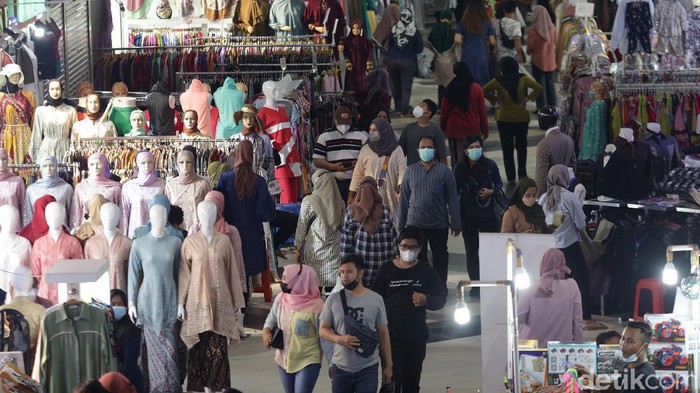 Geliat Pasar Tanah Abang yang Mulai Ramai Masih di masa PPKM Level 3, suasana jual beli di Pasar Tanah Abang, Jakarta, terlihat cukup ramai. Ini foto-foto terkininya!