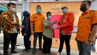 Vaksinasi yang diadakan DPP Barisan Muda Kosgoro 1957 ini menunjukkan sinergi pemerintah, stake holders dan masyarakat yang bahu membahu mengatasi pandemi Covid-19. Selain vaksinasi mereka juga membagikan paket sembako kepada masyarakat yang terdampak Pemberlakuan Pembatasan Kegiatan Masyarakat (PPKM).