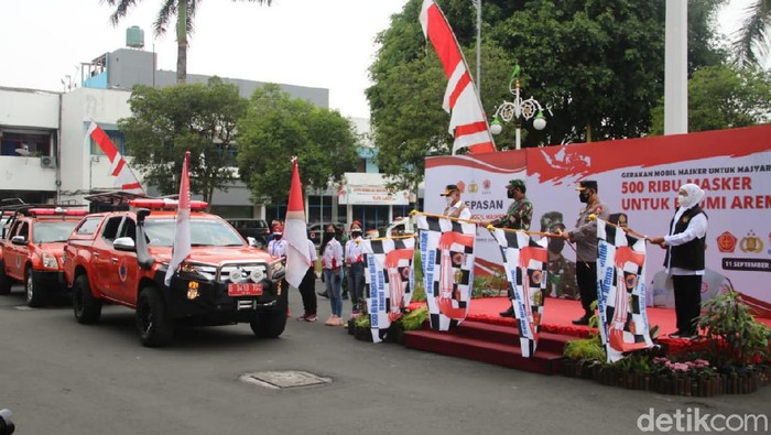 Panglima TNI Marsekal TNI Hadi Tjahjanto bersama Kapolri Jenderal Pol Listyo Sigit Prabowo, dan Forkopimda Jatim meluncurkan gerakan mobil masker di Malang. Mobil masker itu untuk Malang Raya.