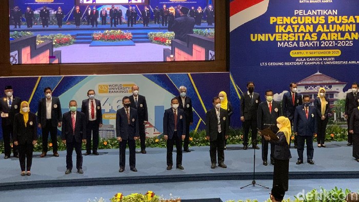 Ketua Umum Ikatan Alumni (IKA) Universitas Airlangga (Unair) Khofifah Indar Parawansa melantik pengurus pusat IKA Unair masa bakti 2021-2025. Khofifah berjanji akan membangun penguatan di alumni Unair dengan Dudika (dunia usaha, industri, kerja)