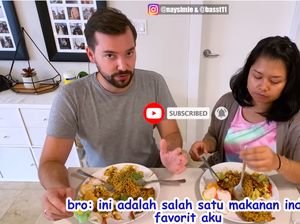 Sang Istri Masak Indomie Campur Tahu Tek-tek, Bule Ini Ketagihan