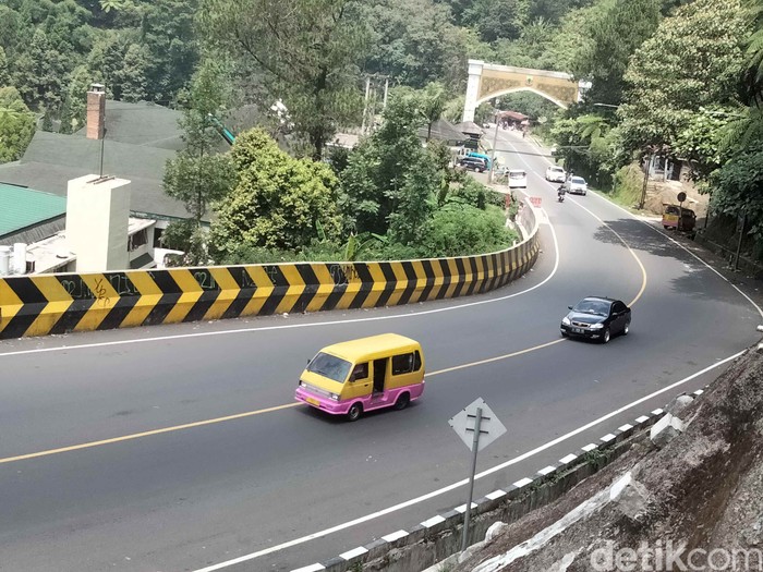 Jalur puncak Kabupaten Cianjur, Jawa Barat lengang pasca pengetatan sistem ganjil genap (Gage), Sabtu (11/9/2021). Ini foto-fotonya!