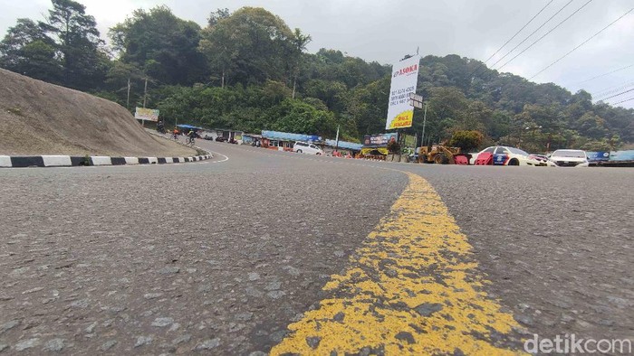 Jalur Puncak Lengang Jalur puncak Kabupaten Cianjur, Jawa Barat lengang pasca pengetatan sistem ganjil genap (Gage), Sabtu (11/9/2021). Ini foto-fotonya!