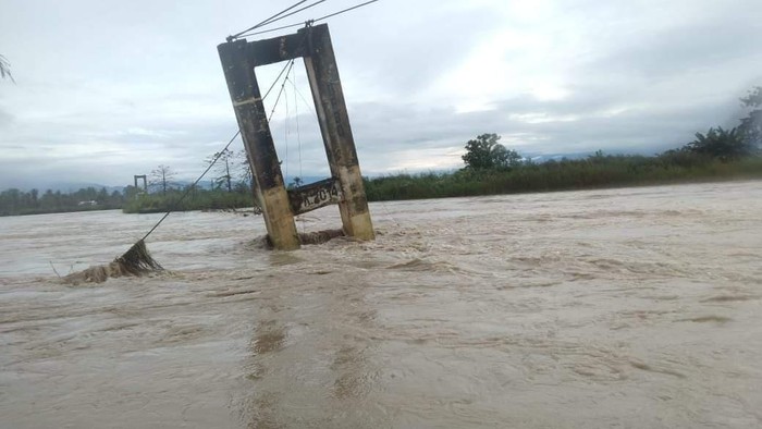 Jembatan gantung di Luwu Utara ambruk diterjang banjir (Dok istimewa)