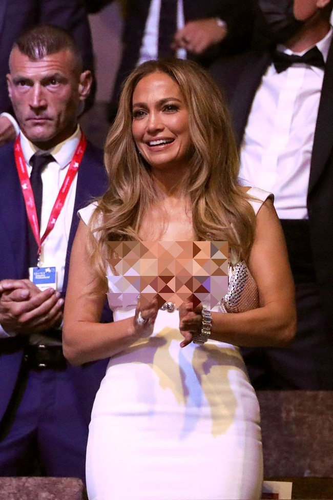 Pada penampilannya di Venice Film Festival 2021 ini, Jennifer Lopez memakai gaun putih dengan belahan dada sangat rendah. Foto: Vittorio Zunino Celotto/Getty Images