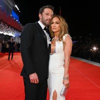 Setelah kembali bersama, Jennifer Lopez dan Ben Affleck dikabarkan ingin kembali serius. Keduanya bahkan sudah melihat-lihat rumah mewah di Los Angeles untuk mereka tinggali bersama dengan anak-anak mereka kelak. Foto: Vittorio Zunino Celotto/Getty Images