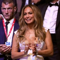 Pada penampilannya di Venice Film Festival 2021 ini, Jennifer Lopez memakai gaun putih dengan belahan dada sangat rendah. Foto: Vittorio Zunino Celotto/Getty Images