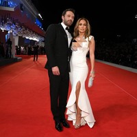 Jennifer Lopez dan Ben Affleck datang ke karpet merah Venice Film Festival 2021 dengan penuh kemesraan. Foto: Vittorio Zunino Celotto/Getty Images