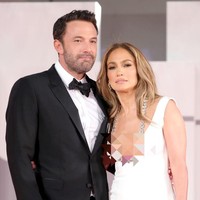 Pasangan aktor dan aktris ini terakhir kali berjalan di karpet merah bersama pada 2003 silam di premier film Daredevil. Kala itu, keduanya menjadi pasangan yang telah bertunangan. Namun setelah itu, Ben dan Jen putus. Foto: Vittorio Zunino Celotto/Getty Images