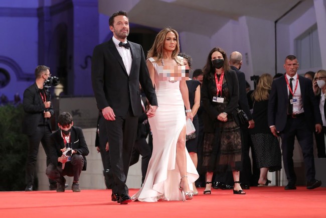 Ini menjadi penampilan perdana Jennifer Lopez dan Ben Affleck di karpet merah setelah 18 tahun. Keduanya kini menjadi pasangan dengan gelar CLBK alias cinta lama bersemi kembali. Foto: Vittorio Zunino Celotto/Getty Images