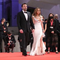 Ini menjadi penampilan perdana Jennifer Lopez dan Ben Affleck di karpet merah setelah 18 tahun. Keduanya kini menjadi pasangan dengan gelar CLBK alias cinta lama bersemi kembali. Foto: Vittorio Zunino Celotto/Getty Images