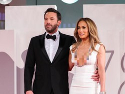 10 Foto J.Lo Seksi Pakai Gaun Belahan Dada Rendah, Mesra dengan Ben Affleck