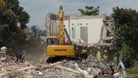 Sementara di Padukuhan Kadirojo 2 Kalurahan Purwomartani, Kapanewon Kalasan, Sleman beberapa rumah telah dirobohkan. Alat berat terlihat merobohkan tembok rumah, dan beberapa pekerja kemudian menyingkirkan puing-puing bangunan.