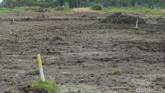 Warga yang terdampak proyek Tol Yogya-Solo maupun Yogya-Bawen yang mendadak jadi kampung miliarder di Sleman kini mulai membongkar bangunan rumahnya.